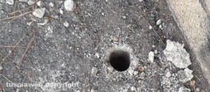 Il buco dove era fissato il cartello stradale