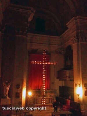 Vallerano, l'innalzamento della croce