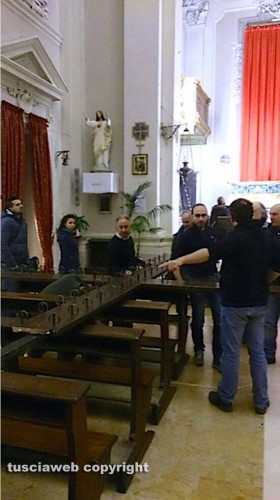 Vallerano, l'innalzamento della croce