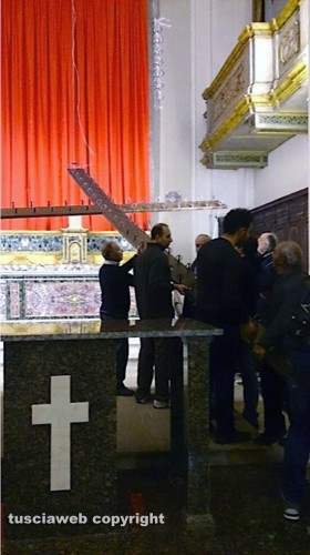 Vallerano, l'innalzamento della croce