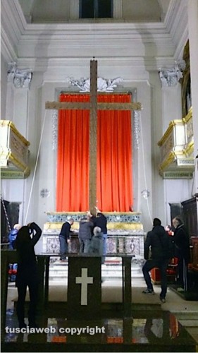 Vallerano, l'innalzamento della croce
