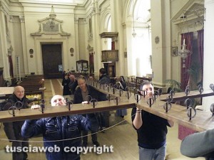 Vallerano, l'innalzamento della croce