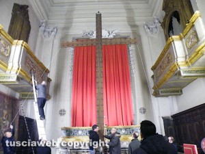 Vallerano, l'innalzamento della croce