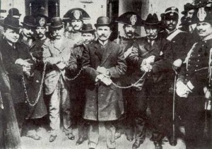 Processo Cuocolo: gli imputati (foto di gruppo in catene)