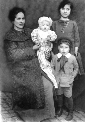Ischia di Castro 1919: Delo Alessandrini (è il bambino in piedi sulla destra) a cinque anni