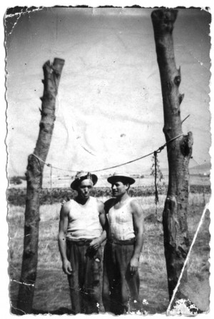 Pescia Romana anni ’50: Delo con un compagno in una pausa dal lavoro nel padule