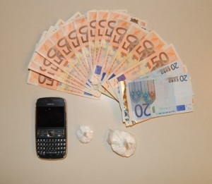 La cocaina, i soldi e il cellulare sequestrati