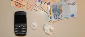 La cocaina, i soldi e il cellulare sequestrati