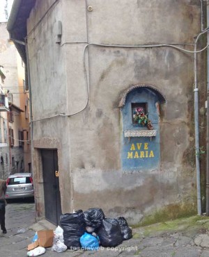 L'immondizia sotto l'edicola in via del Suffraggio - Maurizio Zaccaria