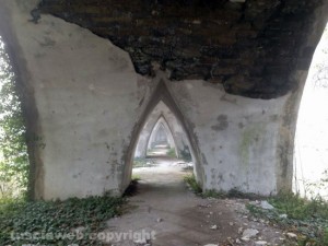 Chia - Antico camminamento con lastroni di peperino sotto il ponte del Fosso Castello sul quale passa la strada provinciale Ortana (nei pressi della casa di Pierpaolo Pasolini)