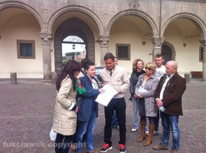 Jimmy Ghione in piazza del Comune a Viterbo con la consigliera Frontini