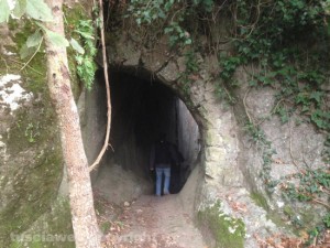 Chia - Antico camminamento lungo il Fosso Castello