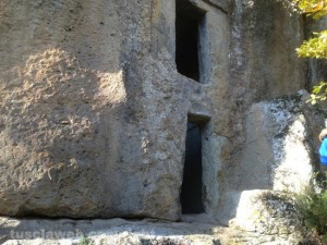 Bomarzo - Antica casa rupestre nei pressi del Fosso Castello