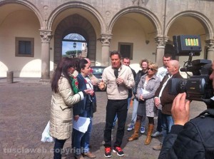 Jimmy Ghione in piazza del Comune a Viterbo con la consigliera Frontini