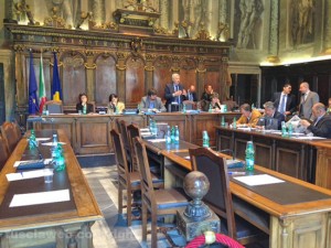 Banchi vuoti tra la minoranza 