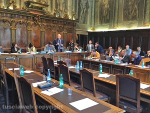 Banchi vuoti tra la minoranza 