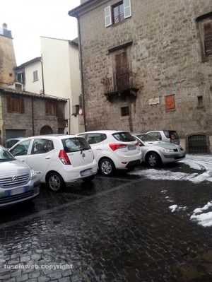 Le auto di nuovo parcheggiate a piazza don Gargiuli