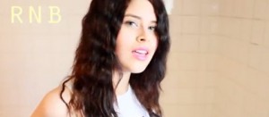 La ragazza che canta 14 generi musicali differenti