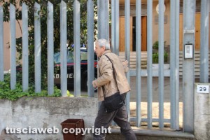 Il sindaco Nicola Olivieri all'uscita della caserma dei carabinieri