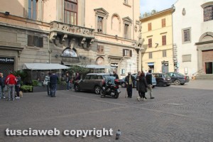 Auto in sosta a piazza del Plebiscito