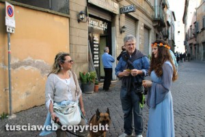 I ragazzi di viterbo sotterranea in abiti d'epoca 