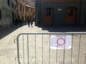 La transenna all'inizio di via san Lorenzo