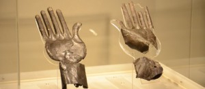 Le mani in argento