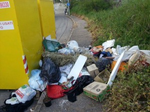 L'immondizia per le vie di Viterbo