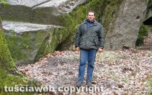 Salvatore Fosci davanti alla piramide etrusca