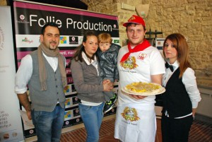 Lorenzo Carletti con la sua pizza 
