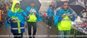 La manifestazione dei postini al mercato