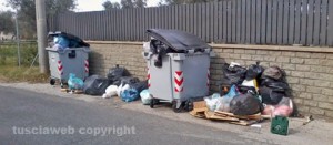 L'immondizia in strada Due Casali