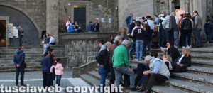 La fila per entrare a palazzo Papale il giorno di Pasquetta