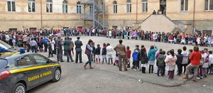 Lezione dimostrativa della guardia di finanza all'istituto Ridolfi