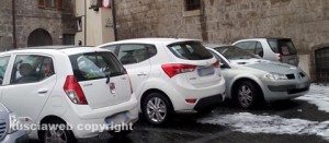 Le auto di nuovo parcheggiate a piazza don Gargiuli