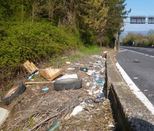 Rifiuti nell'area di sosta della Umbro Laziale 