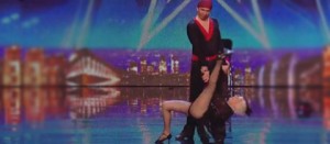 Paddy Jones durante l'esibizione di salsa