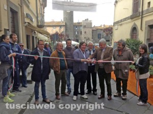 Il taglio del nastro del sindaco Michelini alla festa della pizza di Pasqua