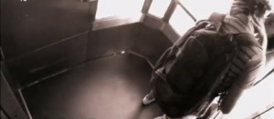 Due ragazzi che si baciano