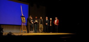 Il vice sindaco e l'assessore alla Cultura con l'Arco d'oro