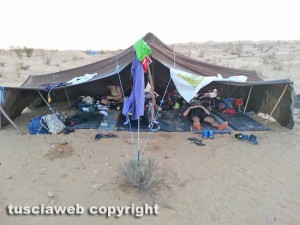 Il campo tenda allestito nel deserto