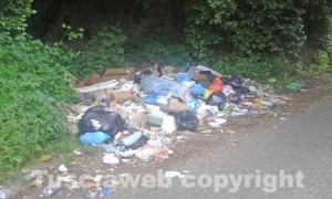 I rifiuti lungo strada Riello 