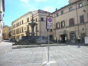 Il cartello di divieto al centro di piazza Fontana grande 
