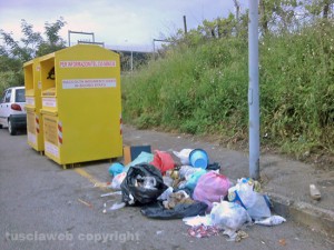 Viterbo - Rifiuti in via Canevari