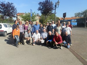 Gruppo Touring a passeggio lungo la ferrovia abbandonata