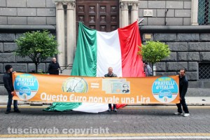Il flashmob FdI contro l'euro 