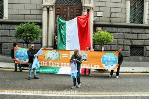 Il flashmob FdI contro l'euro 