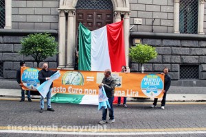 Il flashmob FdI contro l'euro 