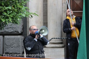 Il flashmob FdI contro l'euro