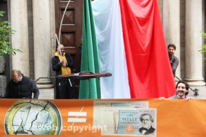 Il flashmob FdI contro l'euro 